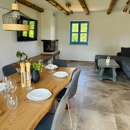 Francesca, Buje Villa Kaštel